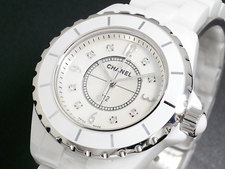 シャネル J12　白　セラミック　H2422　8Pダイヤ　クオーツ時計　 買取実績です。