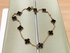 ヴァンクリーフ&アーペルのネックレスを新宿店で高価買取いたしました。状態は通常中古品になります。