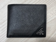 プラダ（PRADA）のサフィアーノの二つ折り財布を買取りました、渋谷店です。状態は目立つキズ汚れはありません。