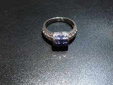 美しいグラデーションサファイアの指輪を新宿店でお買取りいたしました。状態は-