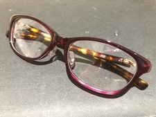 渋谷店では、フォーナインズ（999.9）のペールパープル×マルーンデミ　メガネを買取ました。状態は未使用展示品です。