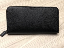 渋谷店では、プラダ（PRADA）の財布を買取ました。状態は未使用品です。