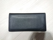 渋谷店で、カミーユフォルネの二つ折り長財布を買取りました。状態は通常のご使用感のあるお品物です。