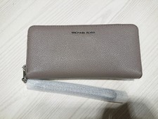 渋谷店で、マイケルコースのストラップ付きラウンドファスナー長財布を買取りました。状態は新品同様のお品物です。