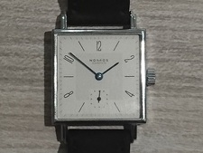 ノモスのTT1A1W1 テトラ 手巻き腕時計を買取致しました。新宿伊勢丹から徒歩30秒、新宿三丁目店です。状態は通常ご使用感のあるお品物になります。
