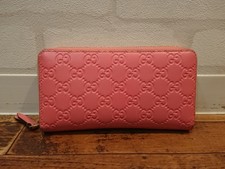 新宿南口店で、グッチのピンクのラウンドファスナー長財布を買取ました状態は通常使用感があるお品物です。