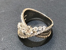 新宿三丁目店で、ダイヤモンドを使用したPT900のリングを買取りました。状態は-