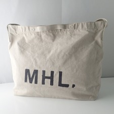 MHLマーガレットハウエルのMHLロゴヘビーキャンバス ショルダーバッグを買取させて頂きました。新宿伊勢丹から徒歩30秒、新宿三丁目店です。状態は比較的状態の良いお品物です。