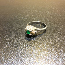 小さなエメラルドが付いたの指輪を新宿南口店でお買い取りいたしました。状態は-
