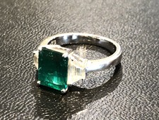 磐田店で、Pt900のエメラルド×ダイヤモンドを使用したリングを買取りました状態は-