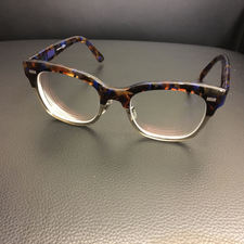 新宿南口店でグッチのウェリントン型のメガネをお買取りいたしました。状態は通常中古品になります。