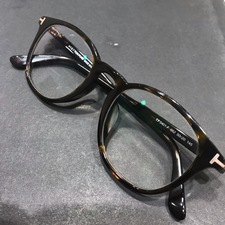 トムフォード（TOM FORD）のTF5401 ボストンタイプ メガネをお買取させていただきました。渋谷のブランド買取店、渋谷店状態は通常使用感のあるお品物です。