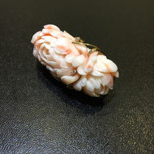 新宿南口店でダイヤモンド付の珊瑚のブローチを買取いたしました。状態は-
