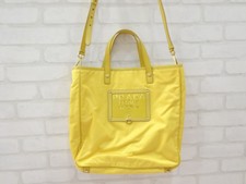 プラダのナイロン×サフィアーノ ロゴデザイン 2way バッグをブランドバッグ買取の銀座本店で致しました。状態は通常使用感があるお品物です。