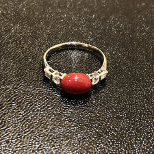 新宿南口店で赤珊瑚の指輪を買取いたしました。状態は通常中古品になります。