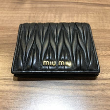新宿南口店でミュウミュウの財布5MV204を買い取りいたしました。状態は美品になります。
