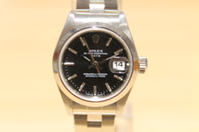 渋谷店では、ロレックスのオイスターパーペチュアルデイト Ref.15200 SS 黒文字盤 自動巻き時計を買取しました。状態は少々使用感が見受けられました。