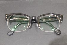 渋谷店でオリバーゴールドスミスのNSL3の度入り眼鏡を買取致しました。状態は通常使用感のあるお品物です。