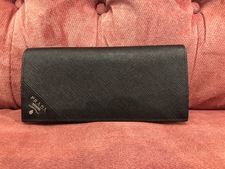 鴨江店で、プラダの黒のサフィアーノの2MV8362つ折りの長財布を買取ました。状態は新品同様の未使用商品です