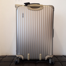 リモワのトパーズ チタニウム 82L 4輪スーツケースを買取りました。東京都港区のブランド&ファッション買取リサイクルショップ「広尾店」状態は通常使用感のある中古品
