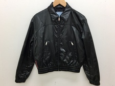 浜松鴨江店にて、通常使用品の、プラダ　黒　中綿ジャケットを買取しました。状態は通常使用感があるお品物です。