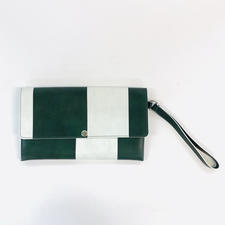 宅配買取センターで、マルニの白×緑のレザー素材のクラッチバッグを買取ました。状態は通常使用感があるお品物です。