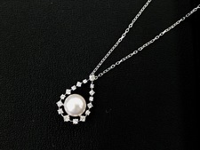 宅配買取店でミキモトのパールとメレダイヤが輝くネックレスを買取りました。状態は通常使用感のあるお品物です。