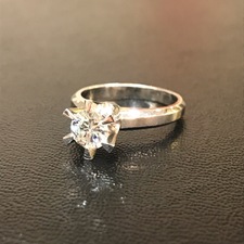 新宿南口店でPt900のダイヤモンド 0.82ctのリングをお買取しました。状態は-