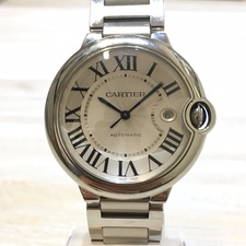 銀座本店で、カルティエの白文字盤バロンブルーのLM42㎜の自動巻き腕時計を買取ました。状態は通常使用感があるお品物です。