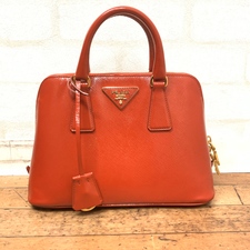 銀座本店で、プラダの赤のBL0838のサフィアーノの２WAYのバッグを買取ました。状態は若干の使用感がある中古品です。