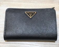 銀座本店にてプラダの1ML225 サフィアーノ2つ折り財布を買取致しました。状態は数回使用程度の新品同様品です。