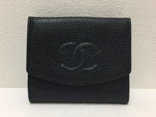 浜松鴨江店で、シャネルの6番台 黒のキャビアスキンの二つ折り財布を買取りました。状態は若干の使用感がある中古品です。