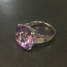 モーブッサンのK18WGのアメジスト×6Pダイヤモンドのリングを銀座本店で買取致しました。状態は綺麗な状態の中古美品です。