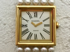 浜松鴨江店にて、シャネルのマドモアゼル(H0007、パールブレス 、K18YG)のクオーツ時計を高価買取しました。状態は通常使用感のお品物です。