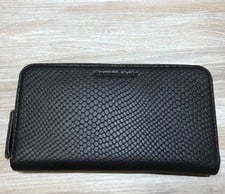 銀座本店で、エンポリオアルマーニの黒のYEME46YDS5Eの型押しレザーの長財布を買取ました。状態は未使用品です。