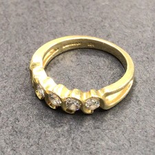 銀座本店で、ティファニーの750の5ポイントダイヤのリングを買取ました。状態は通常使用感があるお品物です。