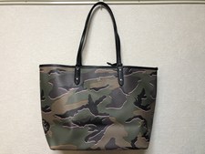 心斎橋店にて、コーチのカモフラ、グリーンマルチのトートバッグ(F31451)を高価買取いたしました。状態は通常使用感のお品物です。