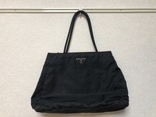 大阪心斎橋店にて、通常ご愛用感のプラダのブラック、ナイロントートバッグ(テスート)を高価買取いたしました。状態は通常使用感のお品物です。