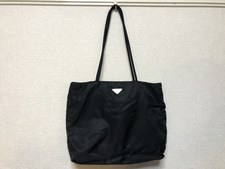 大阪心斎橋店にて、通常のご愛用感のプラダのナイロントートバッグを高価買取いたしました。状態は通常使用感のお品物です。