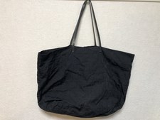 大阪心斎橋店の手ぶら買取にて、フェンディのズッカ、ナイロントートバッグ(黒)を高価買取いたしました。状態は目立つ傷や汚れがあるお品物です。