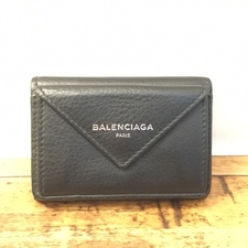 バレンシアガのブラック レザー ペーパー3つ折りコンパクト財布を銀座本店で買取いたしました。状態は通常使用感があるお品物です。