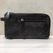 渋谷店は、ベルルッティのセカンドバッグ(ティリワ)を買取ました。状態は目立つ傷、汚れ、使用感のある中古品です。