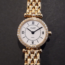ヴァンクリーフ&アーペルのK18 ダイヤベゼル ラウンド クォーツ時計を買取させていただきました。広尾店状態は通常使用感のある中古品