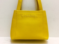 浜松鴨江店で、シャネルの4番台のキャビアスキン イエローのロゴハンドバッグを買取りました。状態は通常使用感があるお品物です。