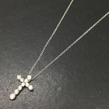 ポンテヴェッキオのK18WG素材を使った9ポイントダイヤモンドのクロスネックレスを銀座本店で買取いたしました。状態は通常使用感があるお品物です。