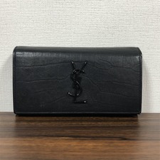 大阪心斎橋店にて、サンローランパリのエンボス加工(型押し)、フロントロゴ二つ折り財布(ブラック、長財布)を高価買取いたしました。状態は多少使用感が見られるお品物です。