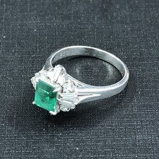 大阪心斎橋店の出張買取にて、プラチナ900(Pt900)のエメラルドとダイヤモンドがデザインされたリング(指輪)を高価買取いたしました。状態は通常使用感のお品物です。