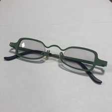 大阪心斎橋店にて、多少ご愛用感の見受けられるテオのPIERROT、度入りメガネ(グリーン)を高価買取いたしました。状態は多少使用感が見られるお品物です。