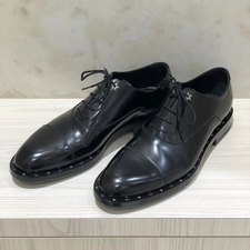 渋谷店で、未使用展示品のジミーチュウのファルコンスタッズの革靴を買取りました。状態は数回使用程度の新品同様品です。