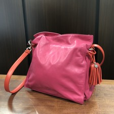 大阪心斎橋店の出張買取にて、ロエベのピンク×赤、ナッパレザー、フラメンコ22(2WAYショルダーバッグ)を高価買取いたしました。状態は通常使用感のお品物です。